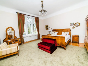 Spacious 3Bdr Apt With A Balcony In The Center