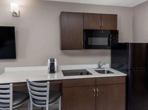 Super 8 by Wyndham Winnipeg West