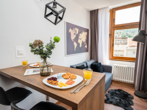 Modern and Bright Apartment- Main Street