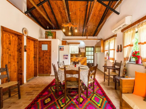 Aadonis Villa