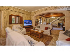 Spacious rustic country house with pool only 1 km from Buger