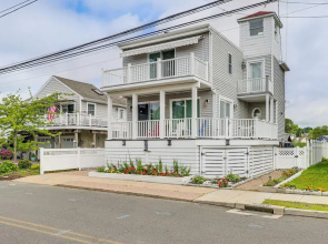 Bright Milford Beach House w/ Outdoor Shower