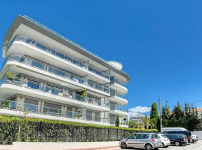Nice Apartment With Private Garden, Pool & Parking