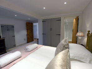The Cwtch - Luxury Cottage, Sea Views, Pet Friendly