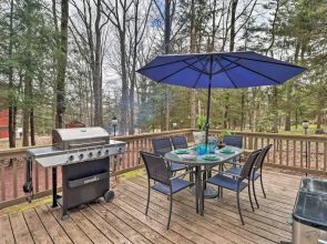 Deck & Fire Pit: Cozy Pocono Mountain Home