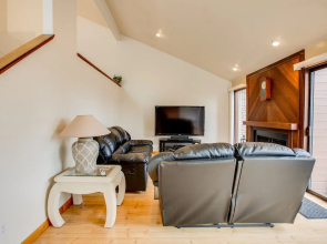 4BR 3BA Phenomenal Ski Retreat Perfectly Located by RedAwning
