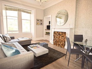 Jeffrey Street Apartment: Heart of the Old Town