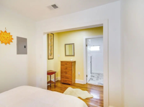 Long Beach Cottage, Walk to Beach & Downtown!