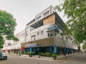 RedDoorz Plus near Lippo Cikarang Mall