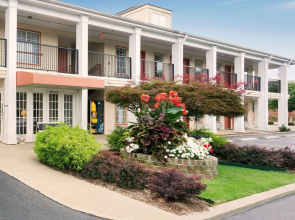 Super 8 by Wyndham Garner/Clayton/Raleigh