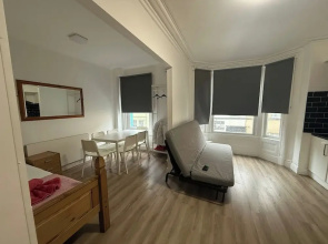 Blackpool - Apartment - Sleeps 6- Coastal Stay