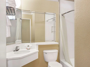 Super 8 by Wyndham Los Angeles Downtown