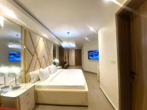 Beautiful 2 bed Flat in Much Sought After Estate