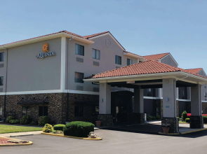 La Quinta Inn & Suites by Wyndham Elizabethtown