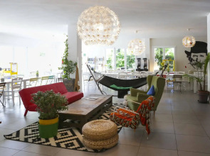 Meet Gardalake Hostel