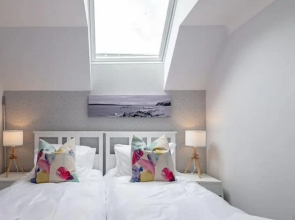 Abbey Villa Central Boutique House with Parking
