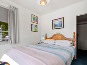 Winstone Cottage - Waterfront Lake Tarawera Holiday Home