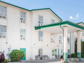 Super 8 by Wyndham Dauphin