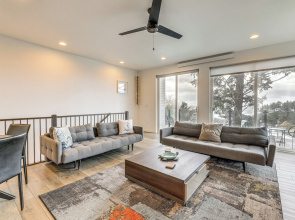Depoe Bay Townhome w/ Deck & Stunning Ocean Views!