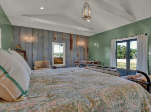 Luxury Cabin-right Across From Albert Dance Hall!