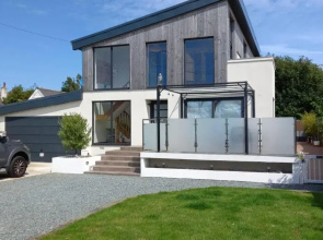 Remarkable Seaside Apartment - Sleeps 4