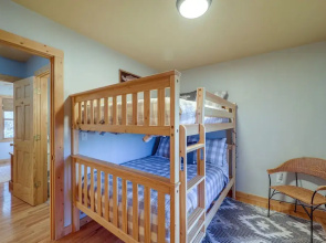 Blowing Rock Escape w/ Covered Deck & Fire Pit