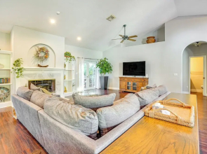 6 Mi to Dtwn: Pet-friendly Retreat in Fort Pierce!