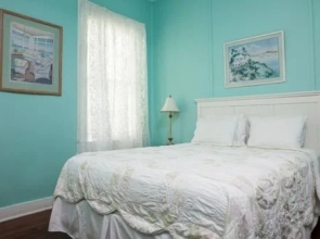 Blue Parrot Inn
