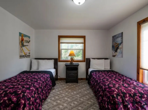 RARE FIND - 6 bdrm Very Private Cottage on 10 acres, Hot Tub, BBQ, Petfriendly