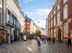 Sanders Leaves - Charming 3-bdr Apt With City View