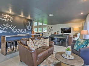 Luxe Lakefront Family Cottage: Private Beach, Dock