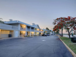 209 Little Harbor Inn