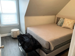 The Wheel of Fortune Duplex-8BR Parking