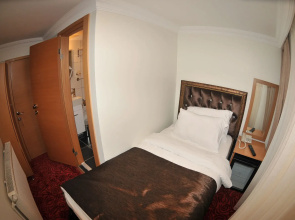 Palace Point Hotel