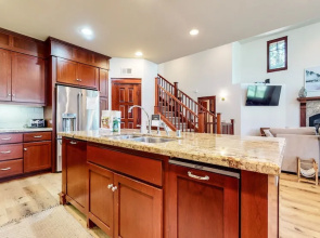 Timbers 15 Private Hot Tub, 2 Car Garage, Washer Dryer, Large Townhouse by RedAwning