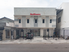 RedDoorz near Prujakan Station Cirebon