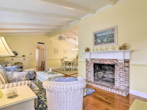 Charming Hyannis Cottage: 1 Mi to Beach!