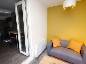 Stunning City Centre-uni Town House