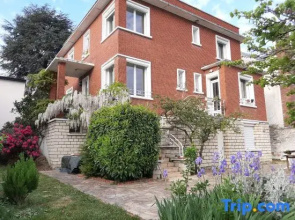 Family studio with AC, parking, terrace 600m RER B, direct to ND of Paris