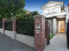 Kew Luxurious Townhouse