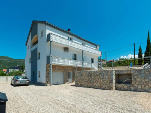 Pool apartment Leonardo