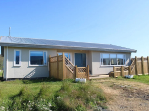 Stóri-Bakki Guesthouse with hot tub