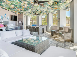 Golf Cart + Elevator: Retreat 1 Block to Beach