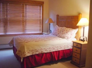 Beautiful 3 Bedroom Mountain Condo in River Run Village With Hot Tub Access and Walking Distance to the Gondola