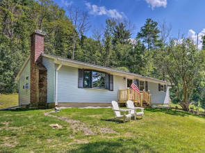 Stockbridge Home: Walk to Town Beach!