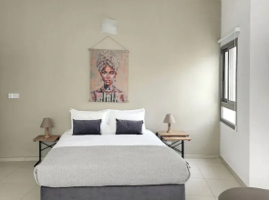 Phaedrus Living: Ledras Residences 201