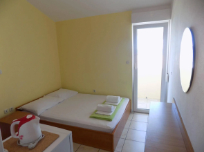 Rooms and apartments Galeb