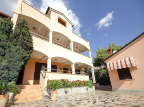 Apartments Folo 401