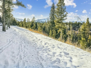 Snowflake Ski In & Ski Out 4 Bedroom Townhouse by RedAwning