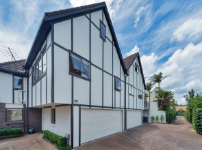 QV Spacious 190 sqm Townhouse - 647